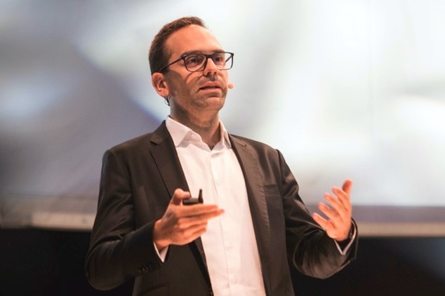 Martin Énault qui parle à une conférence