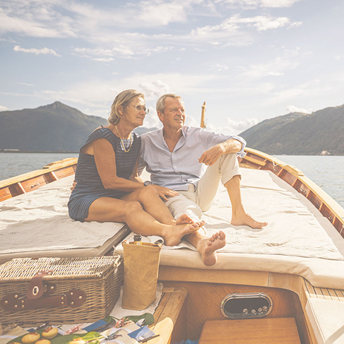 Photo représentant un couple âgé sur un bateau